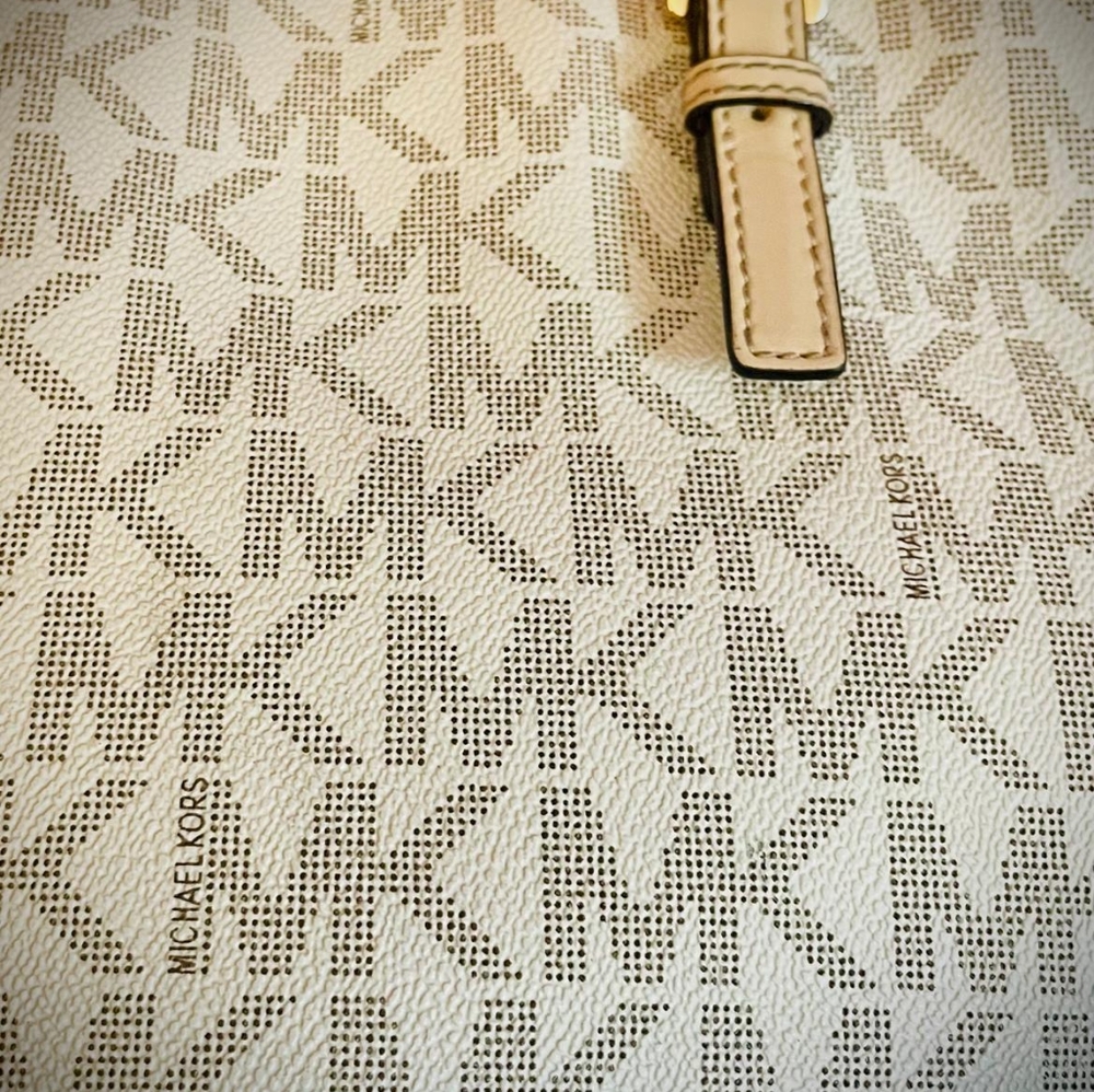 MICHAEL KORS SIGNATURE TOTE BAG BEIGE 17X10.5 INCH. LIKE NEW! - Picture 2 of 4